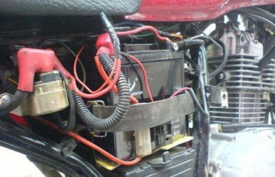 如何修复摩托车水电瓶，摩托车电瓶没电了如何加蒸馏水