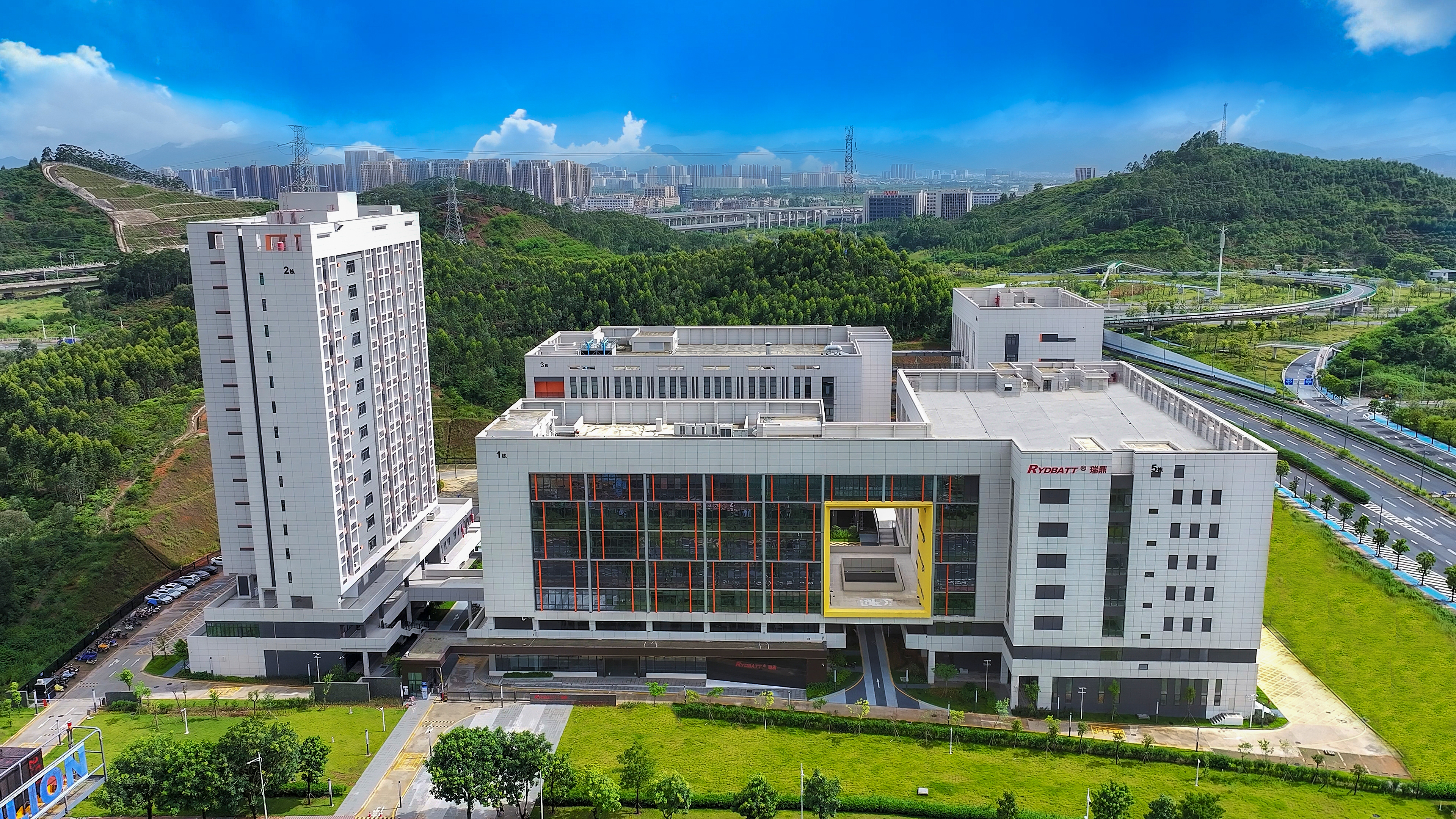 磷酸铁锂 vs 三元锂：核心性能解码与两轮车电池王者之选